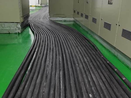 西夏如何根据理论计算公式计算温度对特定电压测量结果的影响？